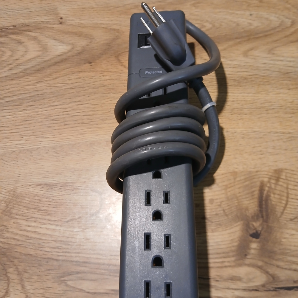 Insignia 6 Outlet Surge Protector - Picture 3 of 4